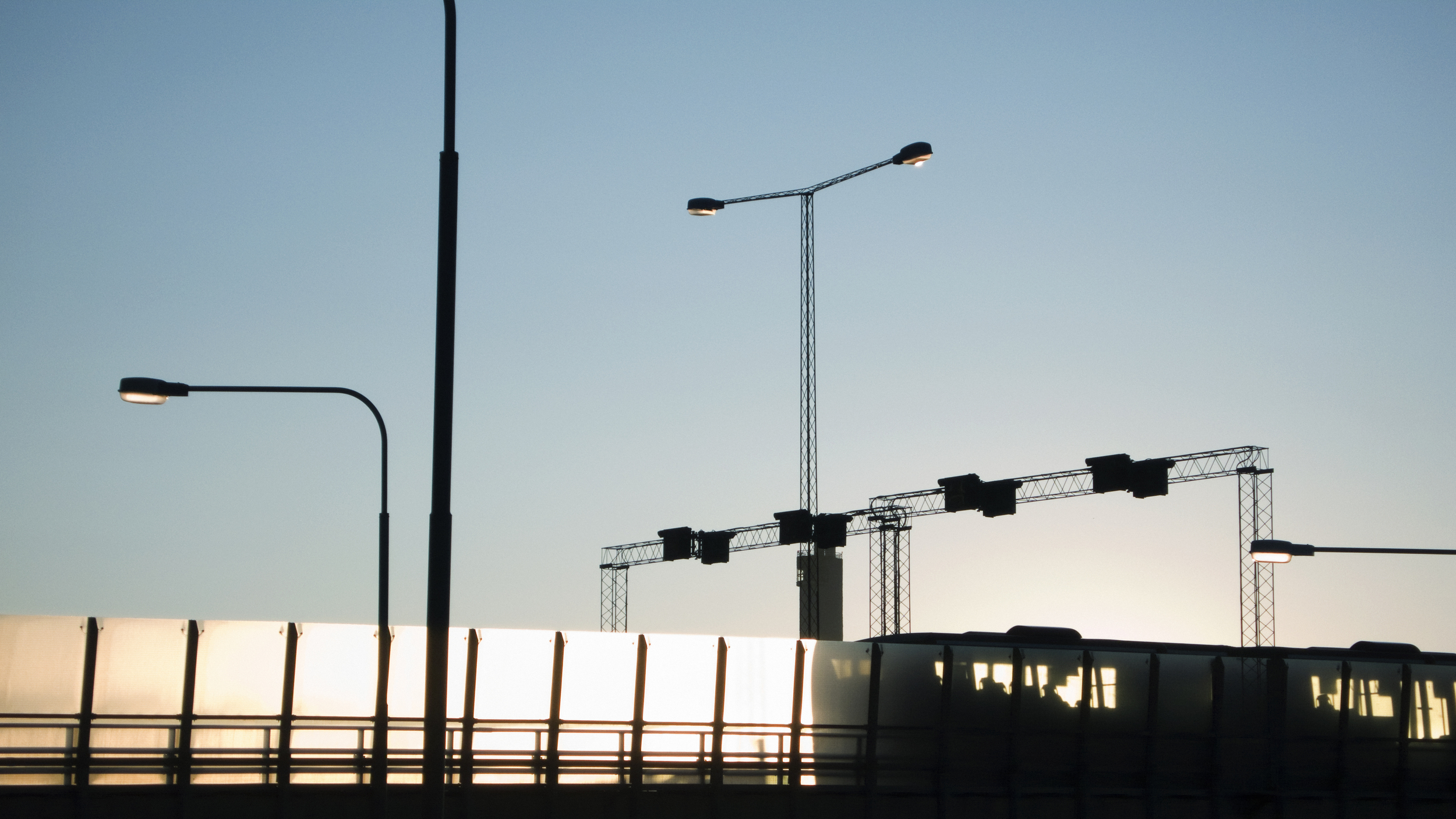 Buss och en biltull i motljus